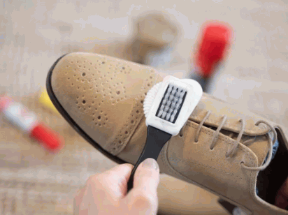 Cleaning the nubuck shoes using nubuck brush